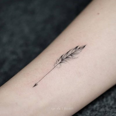 Tatouage plume de toute petite taille avec une flèche